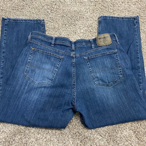 Men Wrangler Blue Jeans 36 x 29 Authentics Relaxed Fit Comfort Flex Carbon Color - Picture 1 of 10